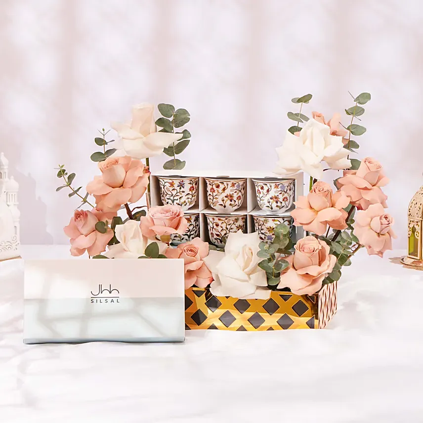 طقم قهوة ماجستيك من صلصال مع باقة ورد: Silsal Gifts