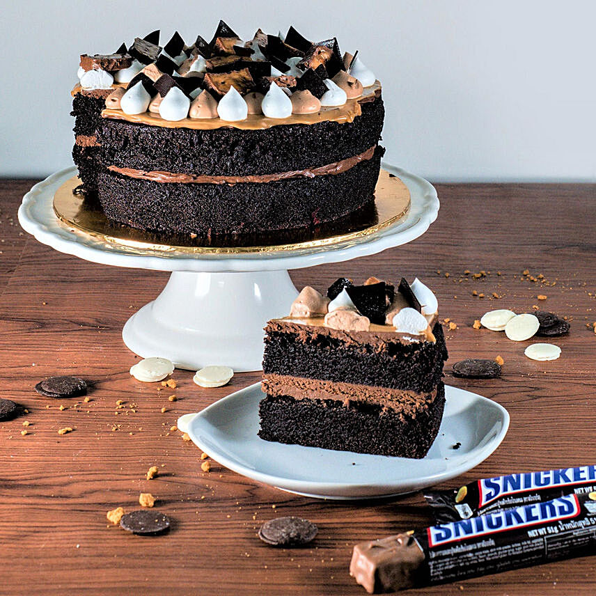 Mouth Watering Snickers Chocolate Cake: 