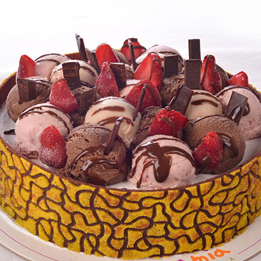 Choco Banana Strawberry Blast Cake  PH: 