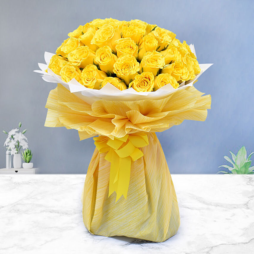 بوكيه ورد 50 وردة جورية صفراء في غلاف أنيق وببيونة: 