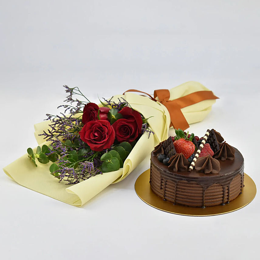 Chocolate Cake with Fresh Red Roses: 