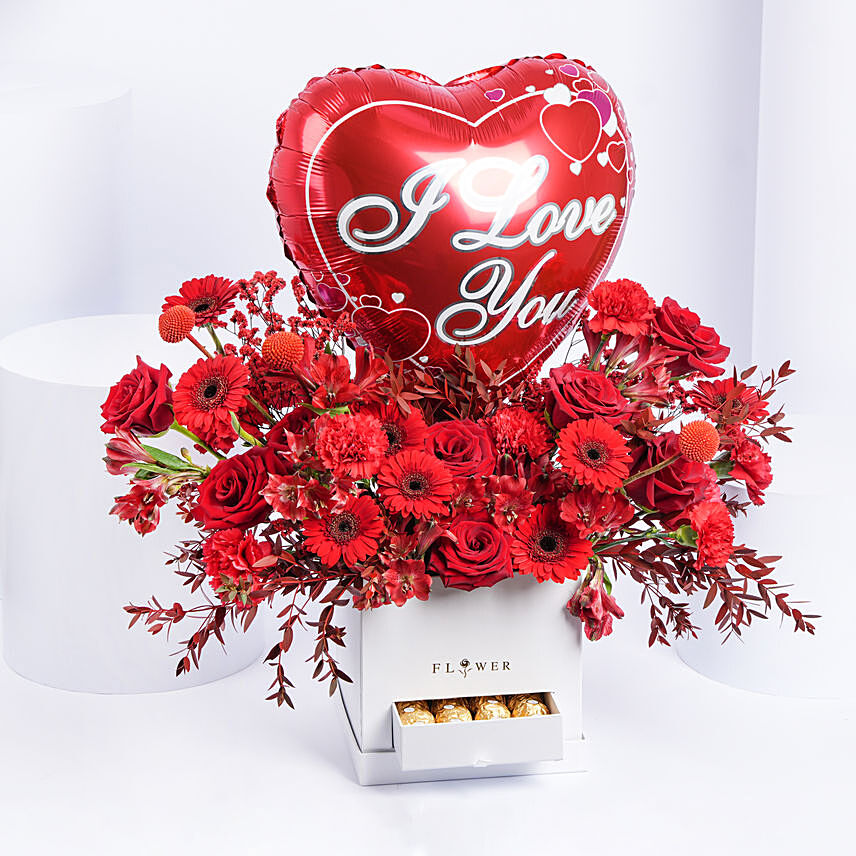 باقة ورود حمراء بتصميم مميز مع شوكولاته فيريروروشيه في بوكس: هدايا عيد الحب قطر