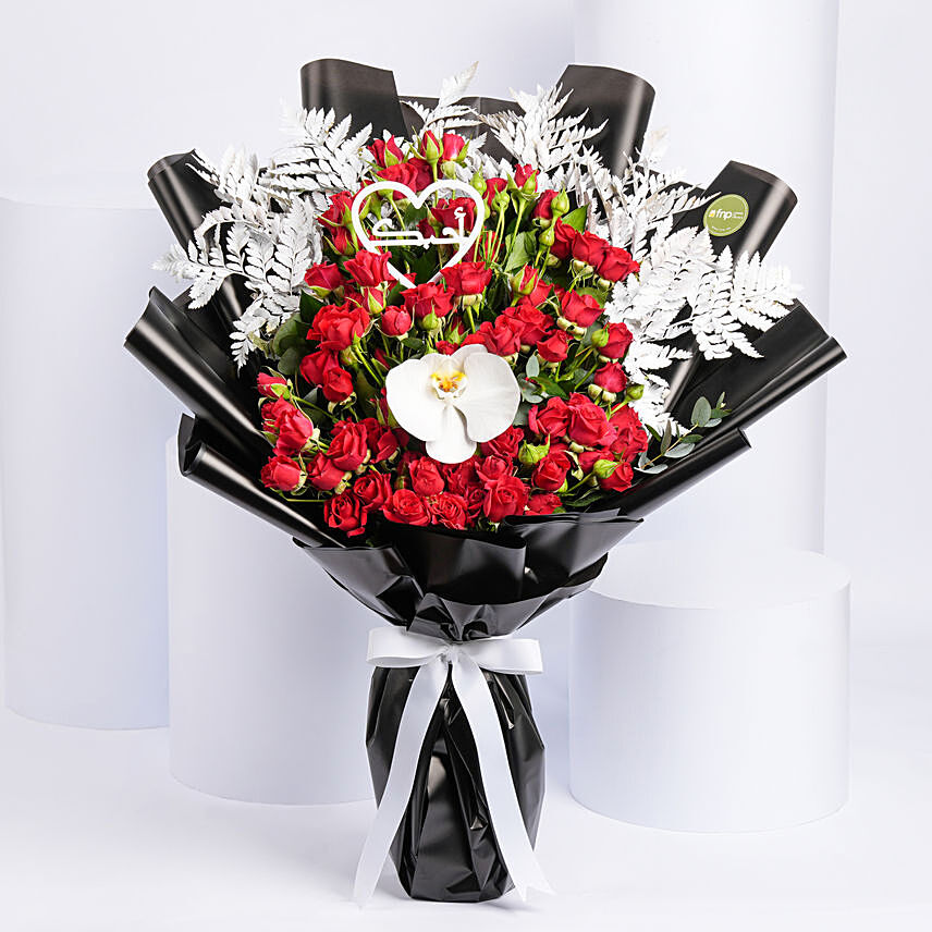 هدية ورد - باقة بيبي روز وأوركيد بتصميم عصري في غلاف أسود: هدايا عيد الحب قطر