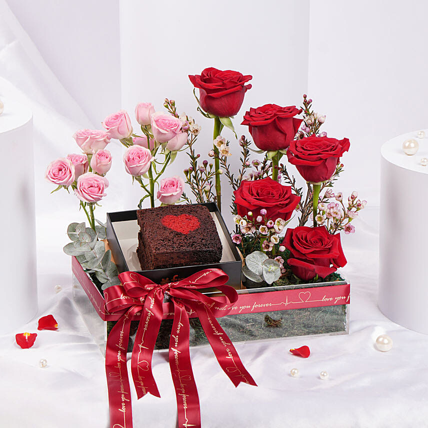 Whispering Valentine Floral Cake Tray: توصيل كيك و ورد في قطر