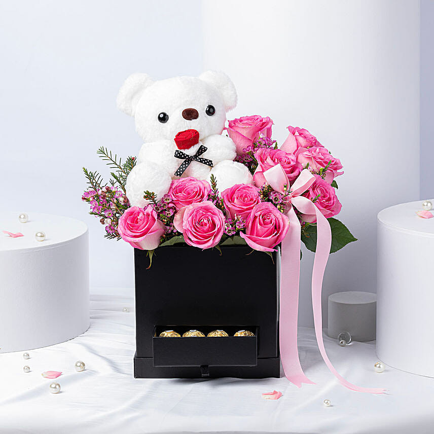 Teddy & Roses hug Delight Box: باقة ورد مع شوكولاته في قطر