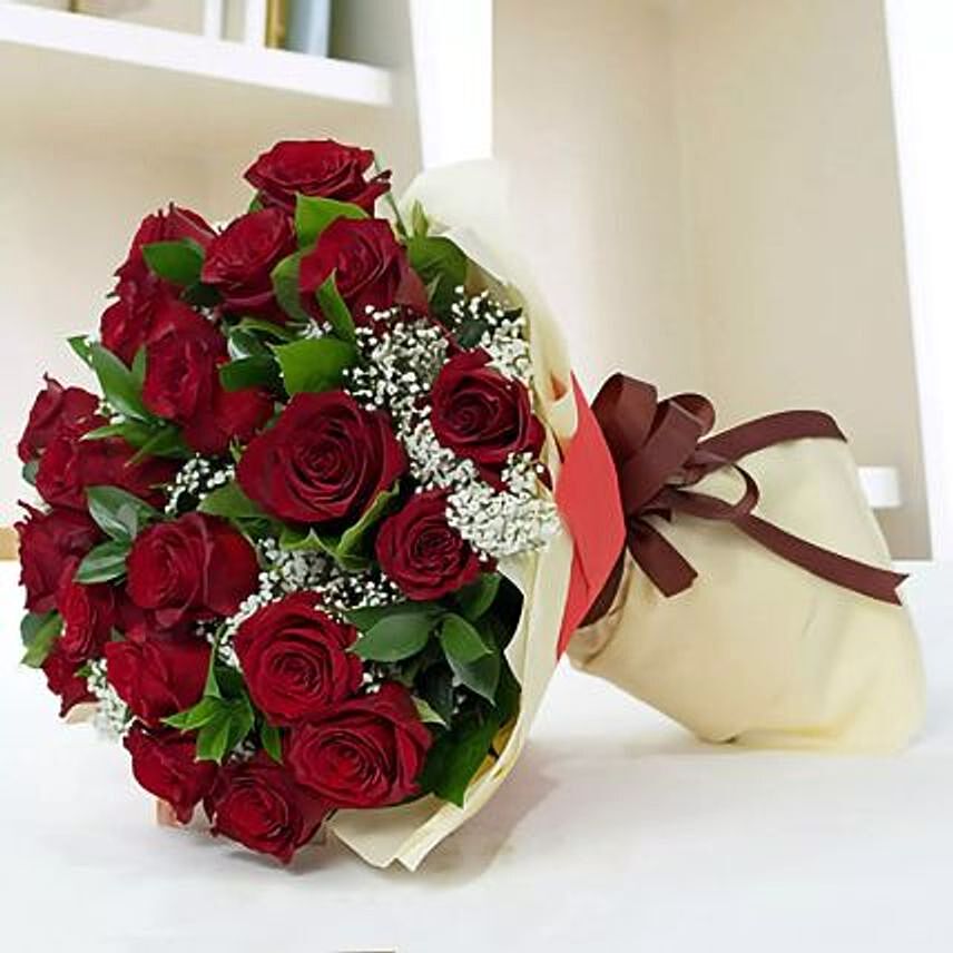 باقة ورد 20 وردة حمراء في غلاف أنيق: هدايا عيد الحب السعودية