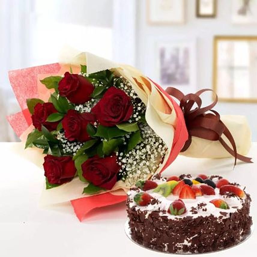باقة الورد الأحمر وكيك بلاك فورست: هدايا عيد الحب السعودية