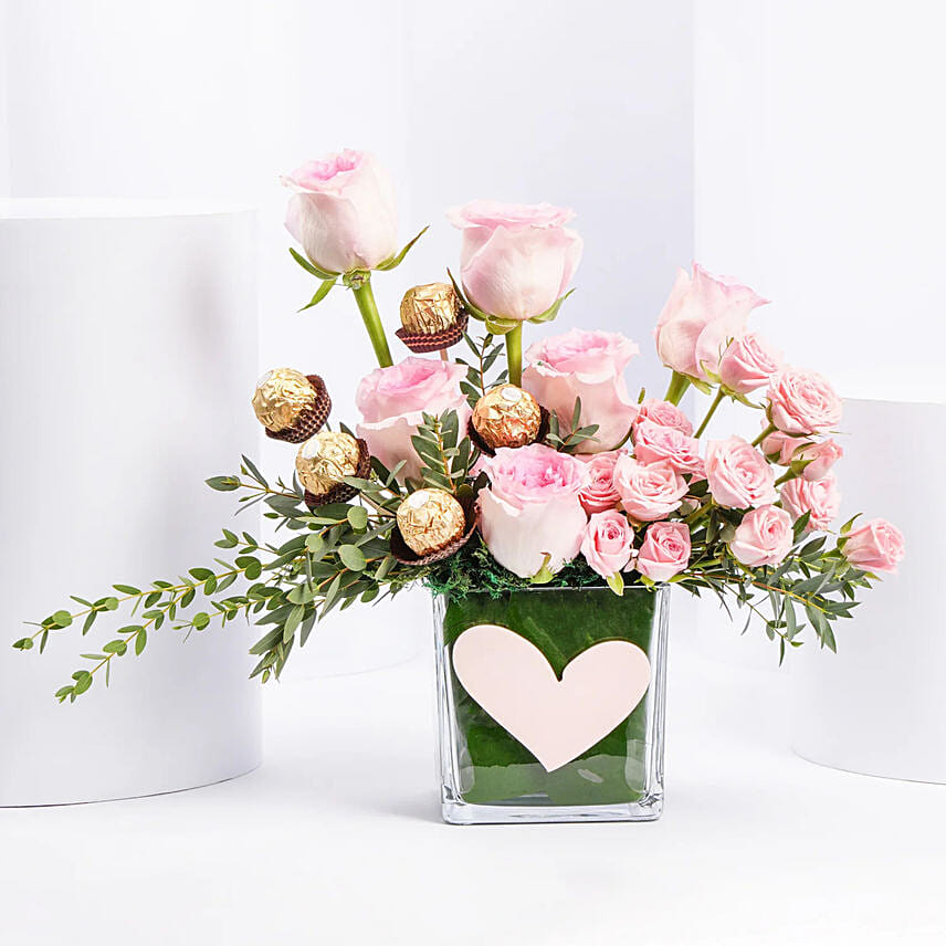 Rocher n Pink Roses Elegant Vase: 