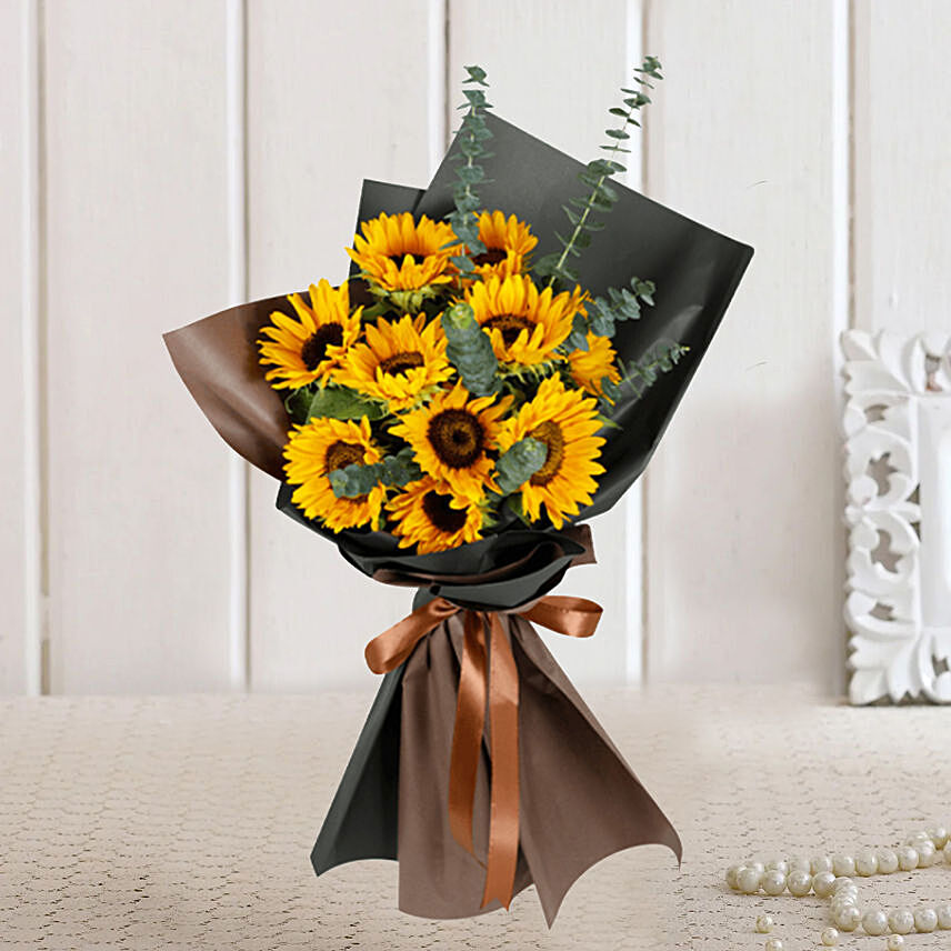 باقة أزهار عباد الشمس الساحرة والمغلفة بشكل جميل: أرسل هدايا الذكرى السنوية إلى سنغافورة