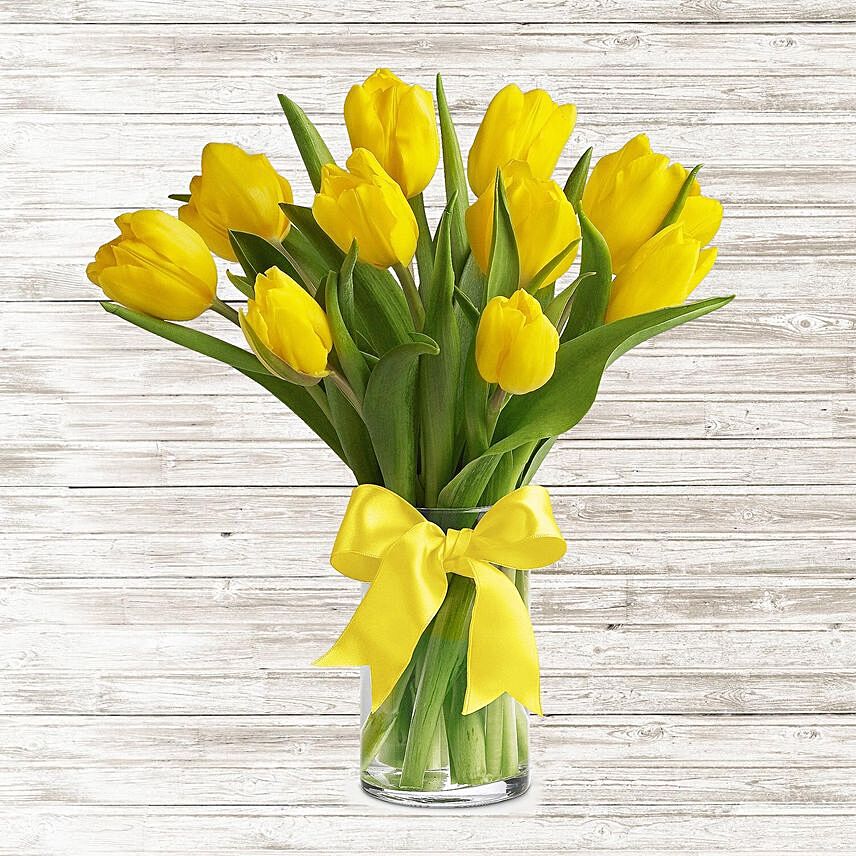 زهور زنبق صفراء بمزهرية زجاجية: 