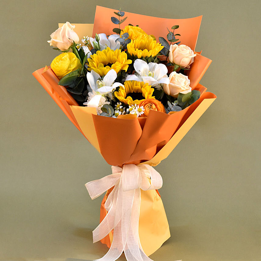 Graceful Mixed Flower Bouquet: Flower Delivery Singapore