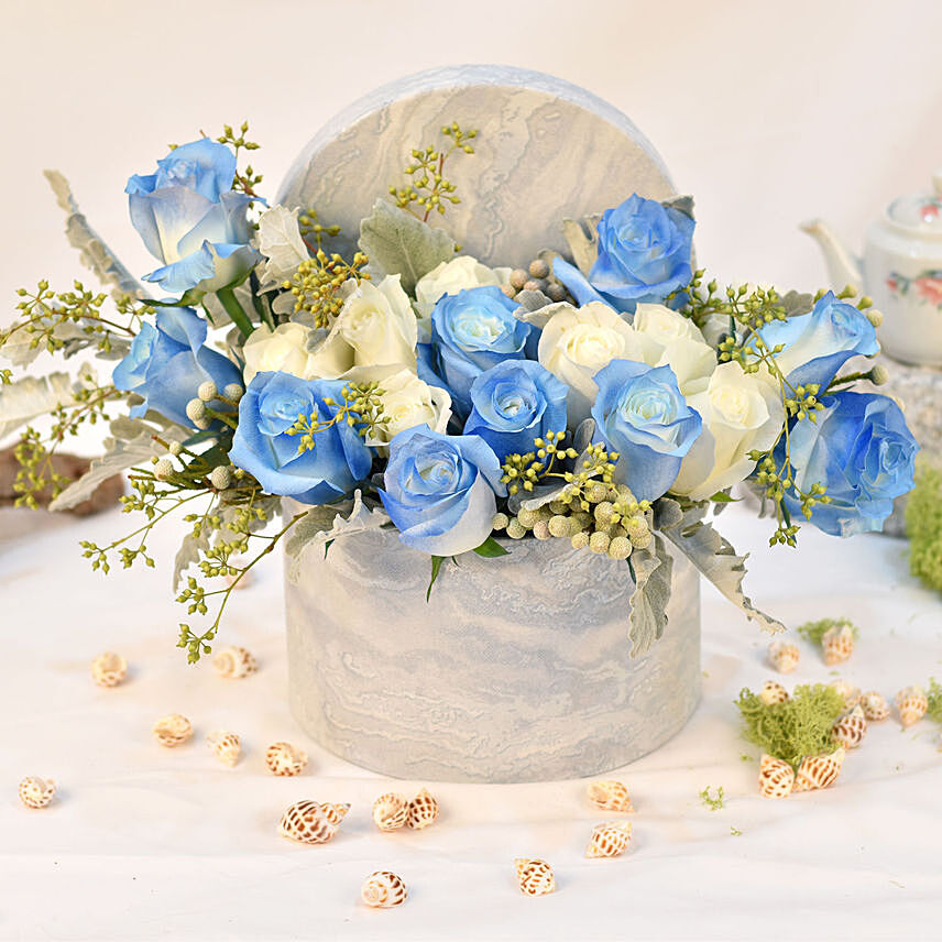 White and Blue Roses Arranngement in Box: هدايا عيد الحب سنغافورة