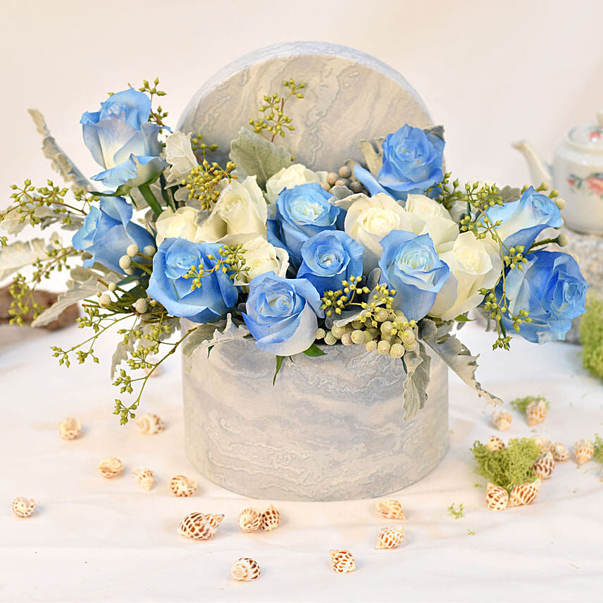 White and Blue Roses Arranngement in Box: هدايا عيد الحب سنغافورة