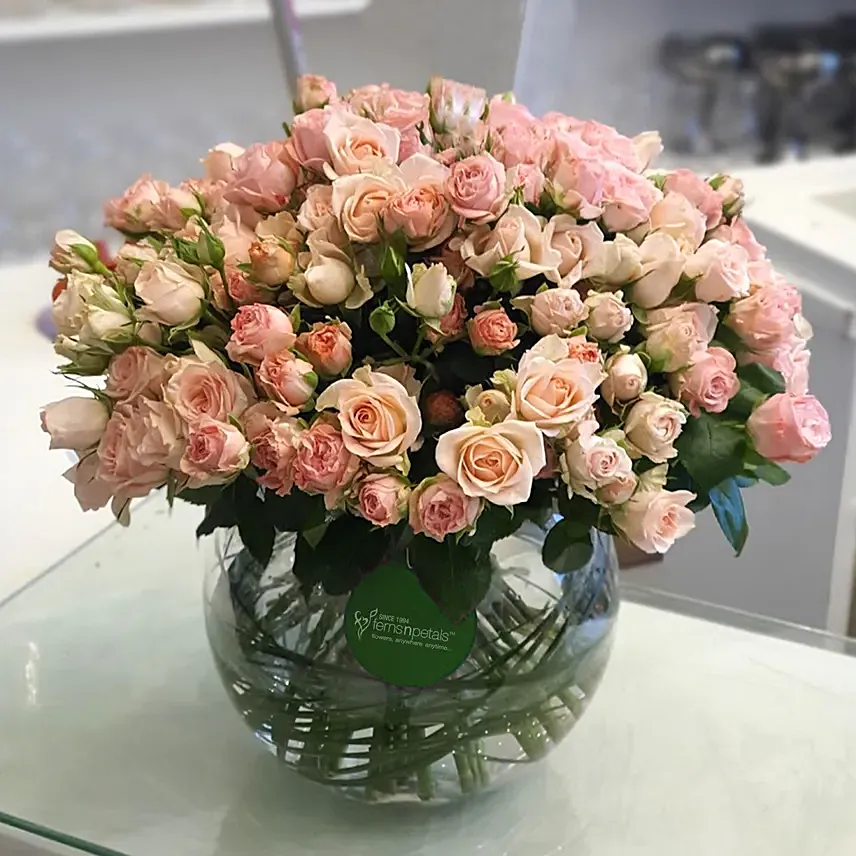 100 Peach Spray Roses In Glass Vase: Send Flowers to Bahrain