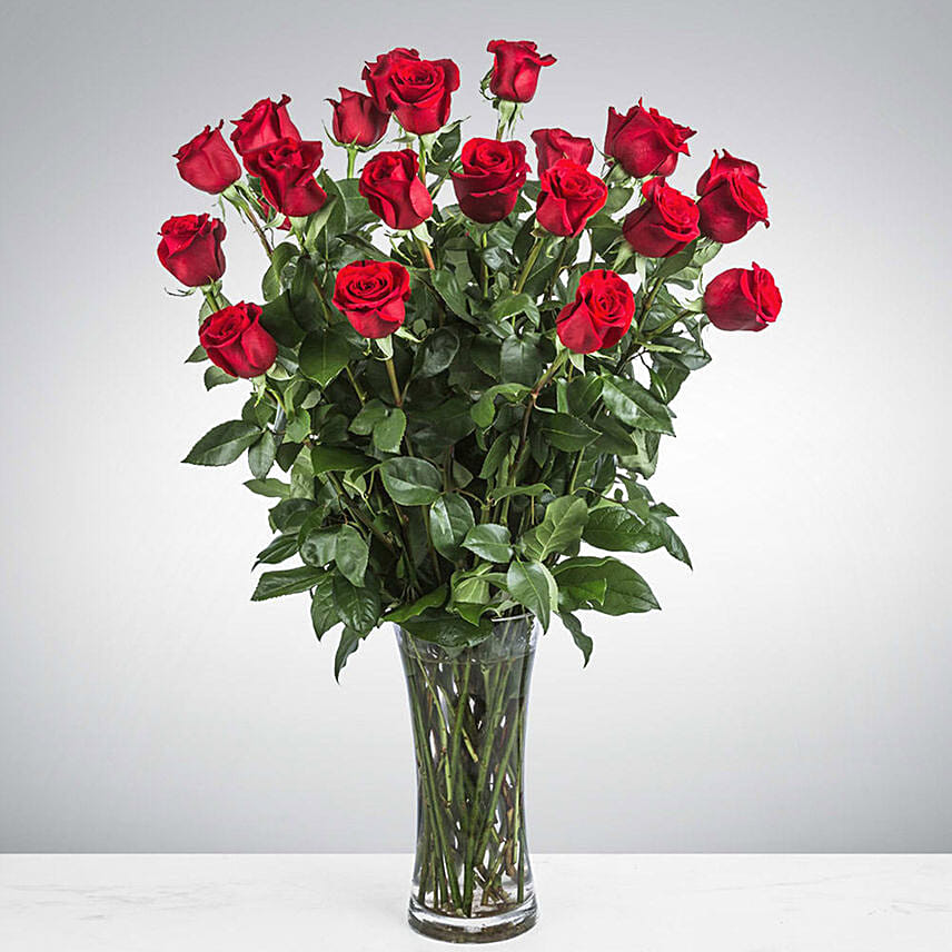 Heartfelt Love Red Roses In Glass Vase