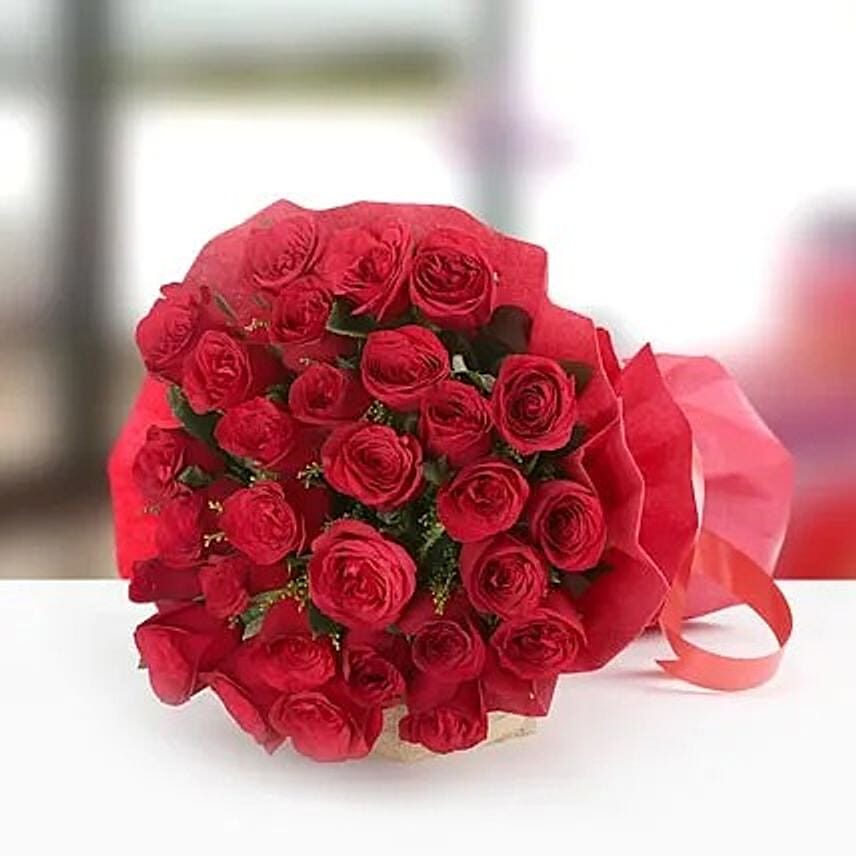 باقة ورد حمراء بتغليف أحمر