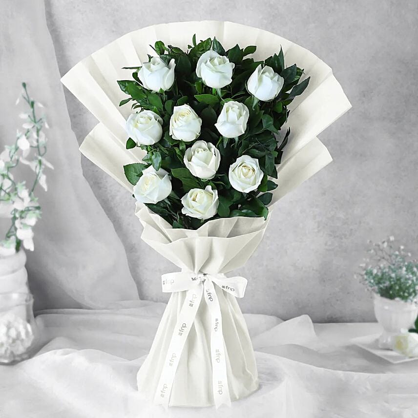 باقة 10 ورود بيضاء