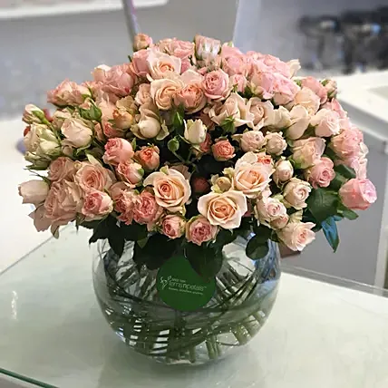 100 Peach Spray Roses In Glass Vase: 