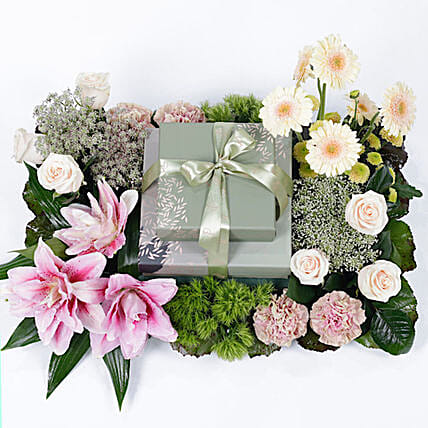 بوكس حلويات عربية في ترتيب ورود مميز: 