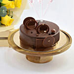 كومبو باقة ورد صفراء وكيك فدج وشموع وبالونات