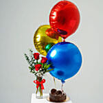 باقة ورد أحمر في مزهرية مع بالونات وكيك