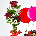 باقة ورد أحمر في مزهرية مع بالونات وكيك