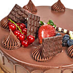 باقة ورد أحمر في مزهرية مع بالونات وكيك