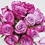 ورود أرجوانية وفي وعاء زجاجي