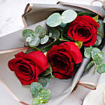 كومبو كيك ريد فيلفت وباقة 6 ورود حمراء خلّابة