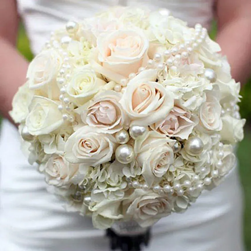 باقة العروس من الورود البيضاء الساحرة واللؤلؤ الأنيق