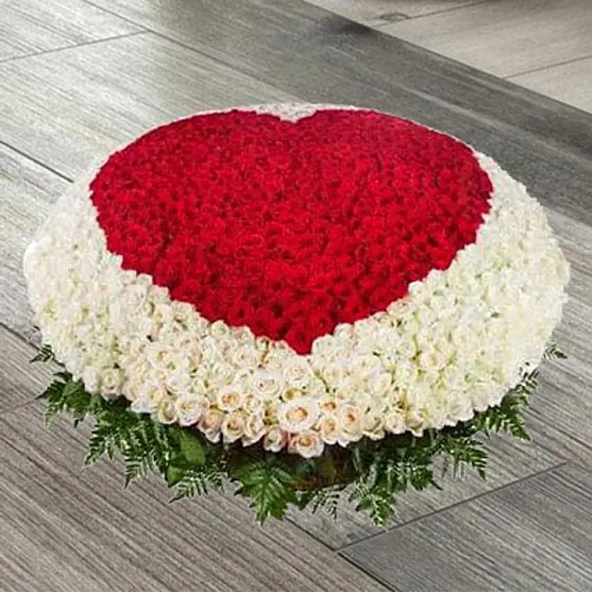 باقة ورد أحمر على شكل قلب مع ورد أبيض حوله مكونة من 600 وردة