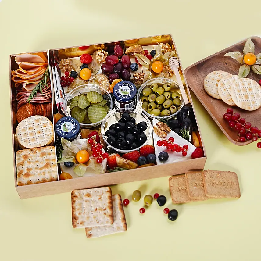 Medium Cheese Box with Condiments