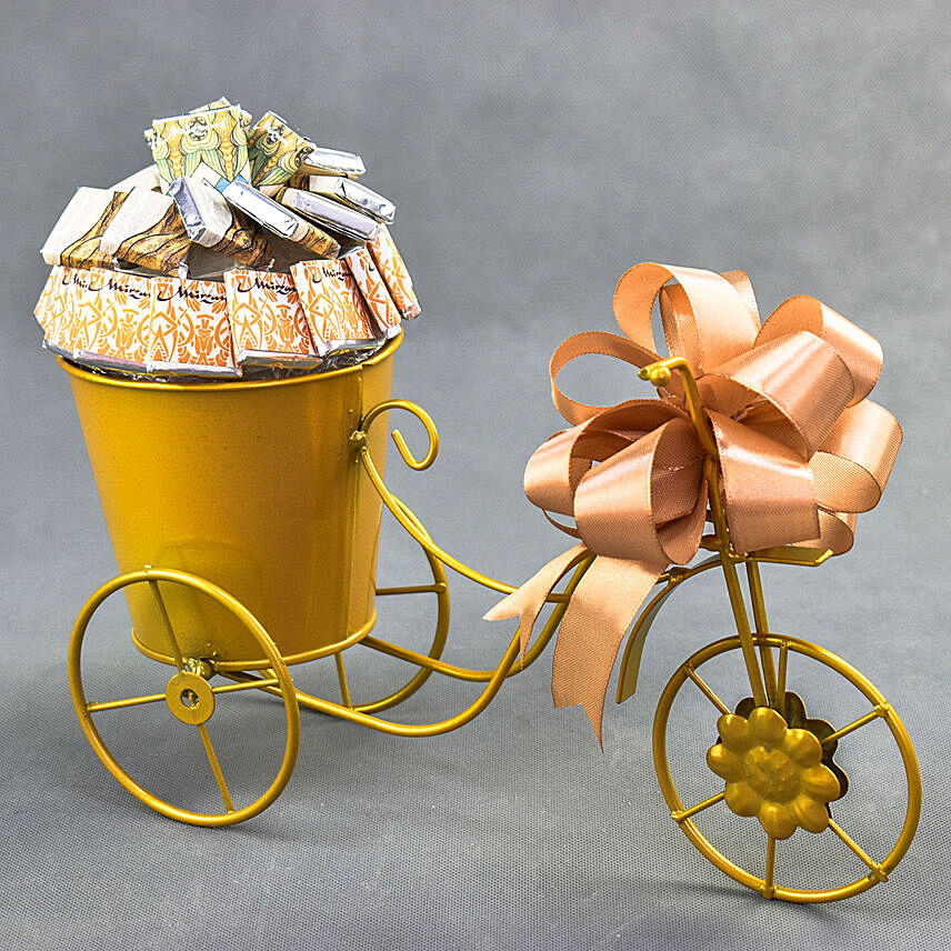 تشكيلة من شوكولاتة مرزام في وعاء دراجة ذهبي