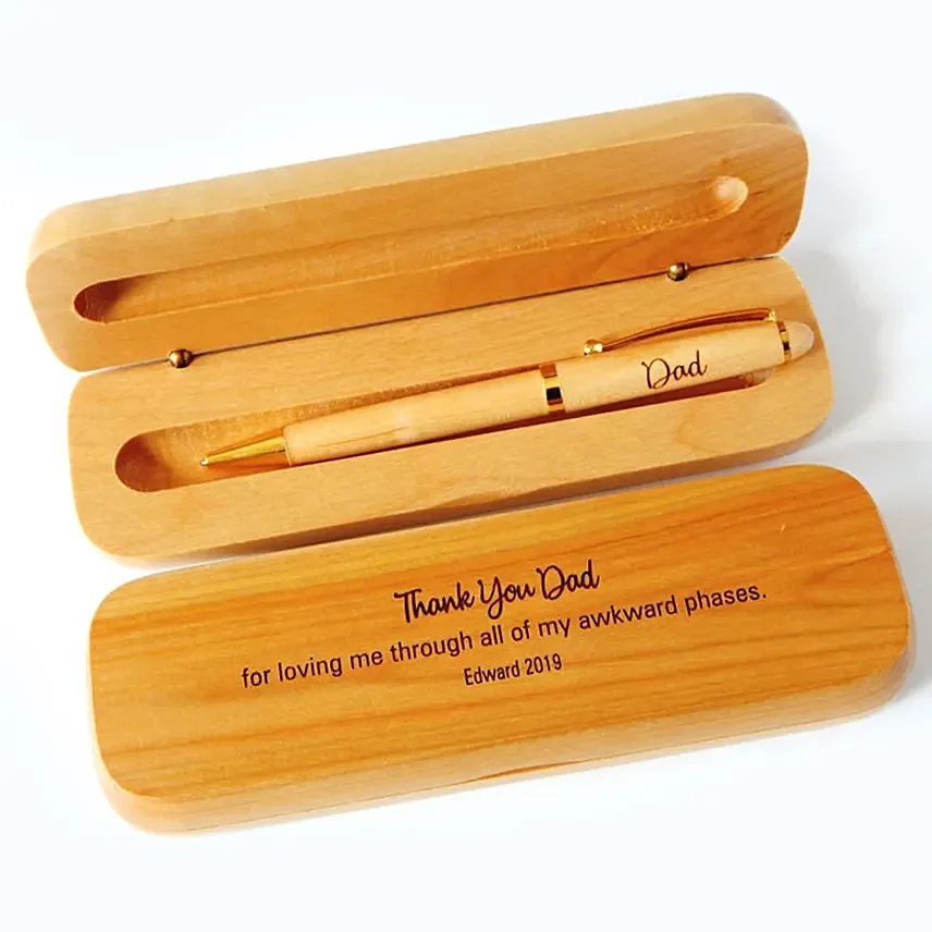 قلم خشبي في علبة خشبية مستطيلة منقوش عليها عبارة شكر للأب
