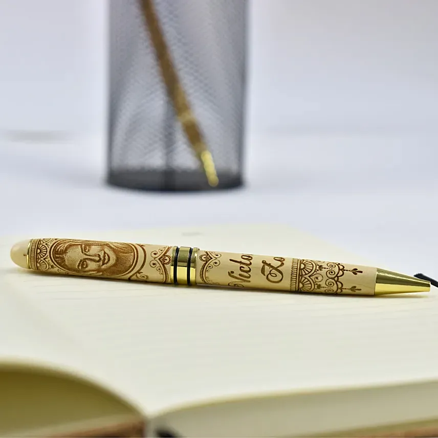 قلم خشبي من الحبر الأسود عليه كتابة وصورة حسب الطلب