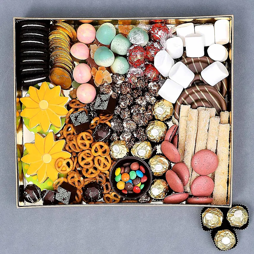 صندوق شهي مليء بالشوكولاتة والحلوى والكوكيز