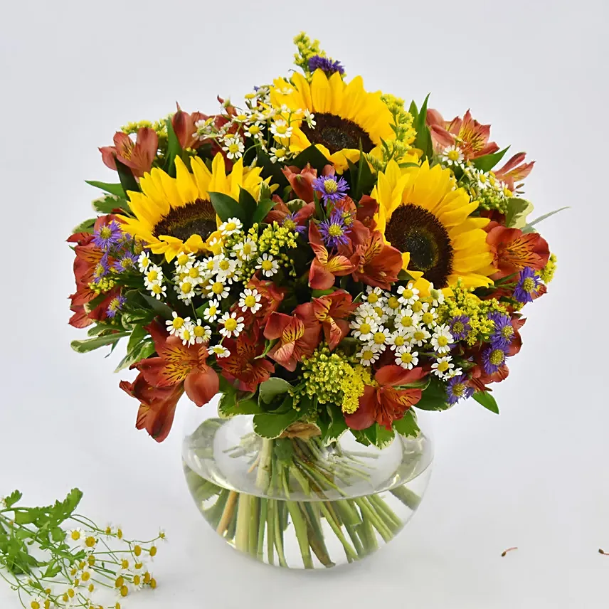 زهور عباد الشمس الجميلة مع تشكيلة ورد أخرى في مزهرية