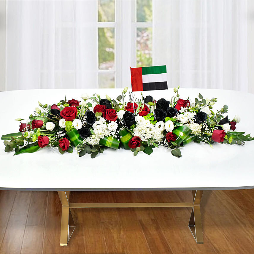 مجموعة ورود بألوان علم الإمارات العربية المتحدة كزينة للطاولة