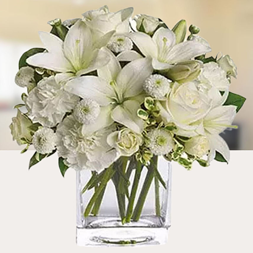 مزهرية ورود بيضاء جميلة مثل الأقحوان والورود البيضاء الصغيرة