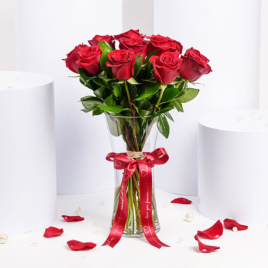 ورود الحب - باقة 12 وردة جوري أحمر في فازة أنيقة