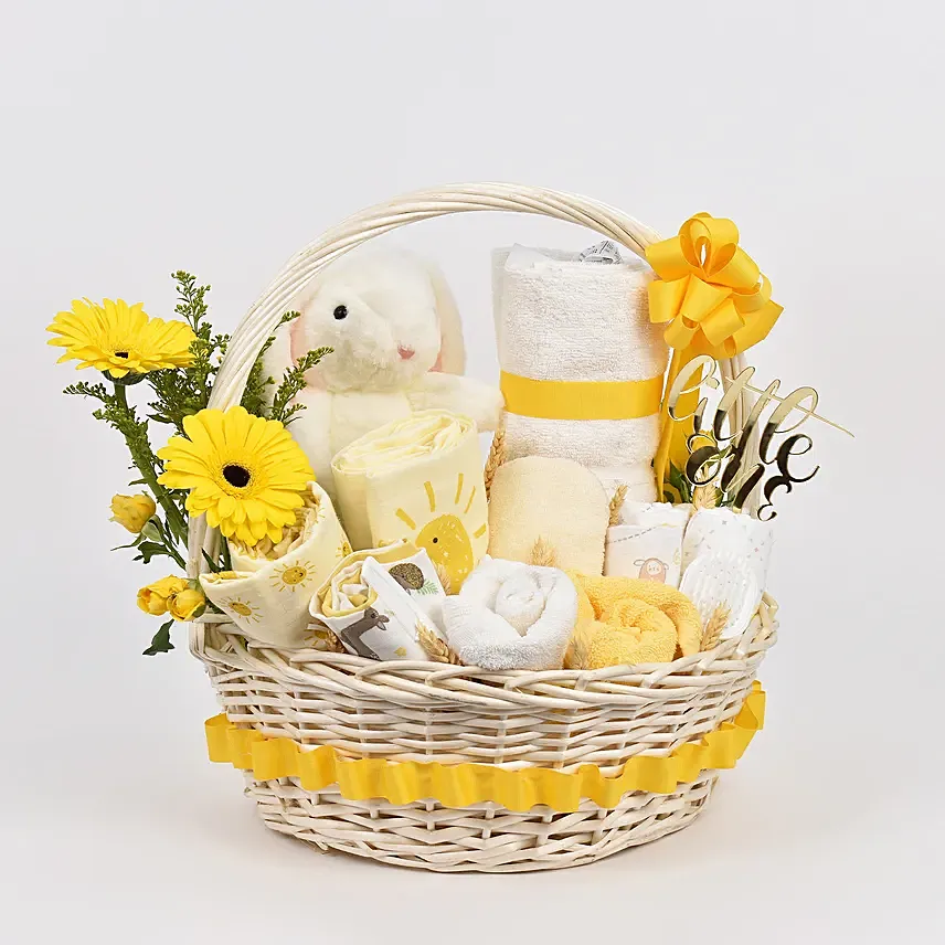 هدايا المولود الجديد - ترتيب هدايا لون أبيض وأصفر في سلة مع دمية