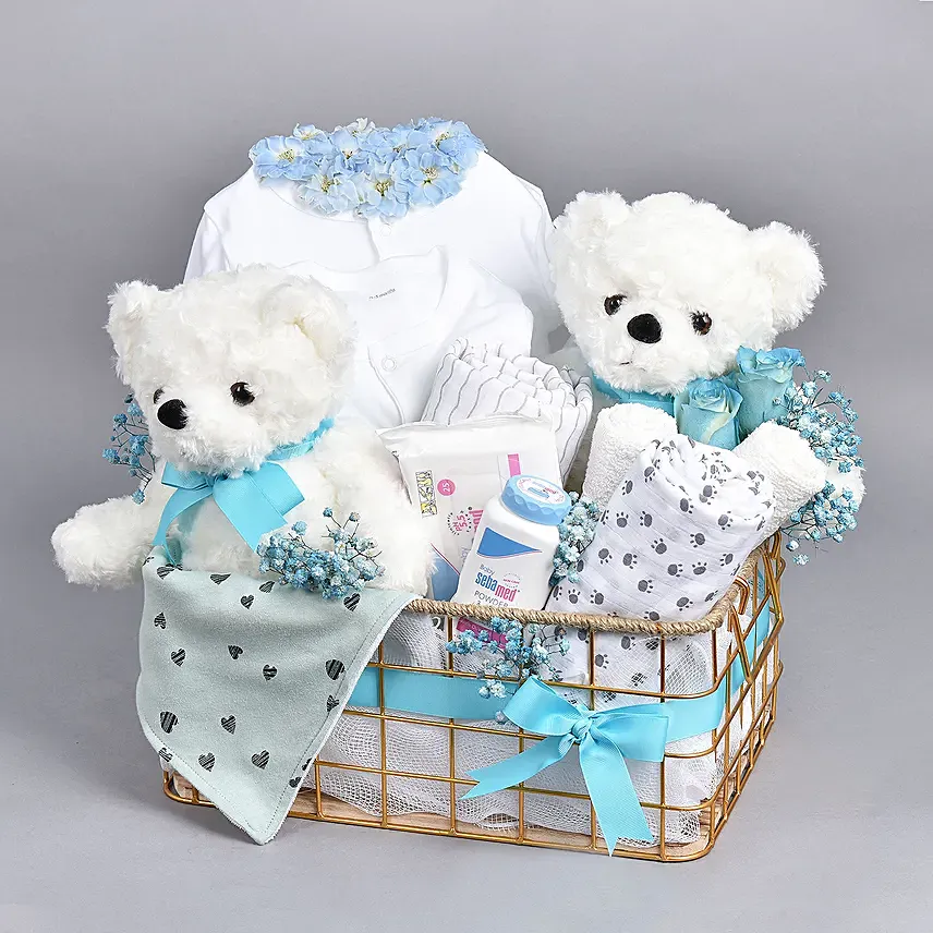 هدايا المولود الجديد صبي ترتيب هدايا لون أبيض وأزرق في سلة مع دمى