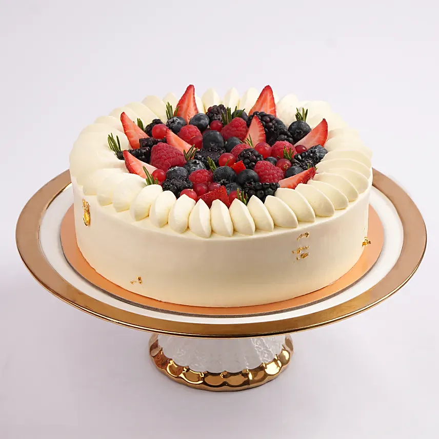 Fresh Berry White Chocolate Cake: 