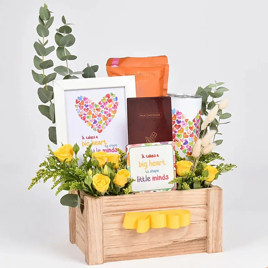 بوكس هدايا مميز مع شوكولاته وورود في بوكس إكريليك: هدايا عيد المعلم