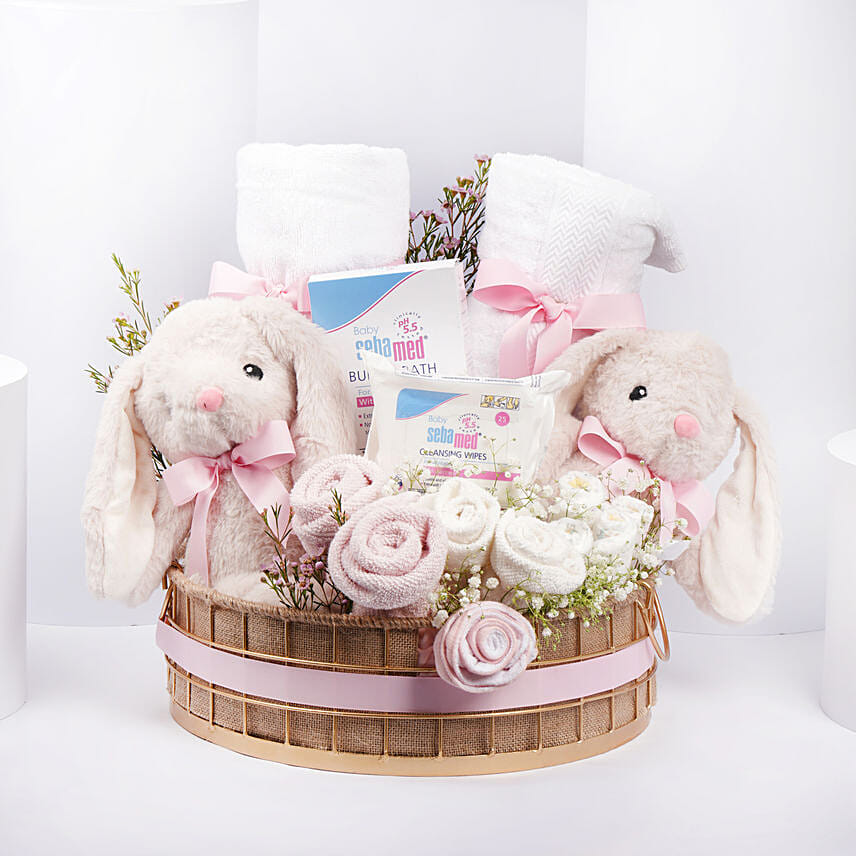 هدايا المولودة الجديدة بنت ترتيب هدايا لون أبيض ووردي في سلة مع دمى أرنب: New Born Gift Hampers