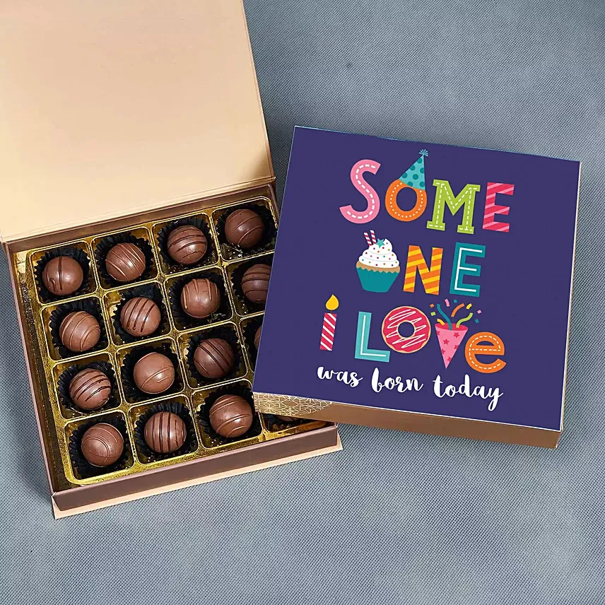 علبة شوكولاتة بنكهة الحليب والبندق مع عبارة شخص أحبه علبة شوكولاتة بنكهة الحليب والبندق مع عبارة شخص أحبه: توصيل هدايا شوكولاته في ساعة