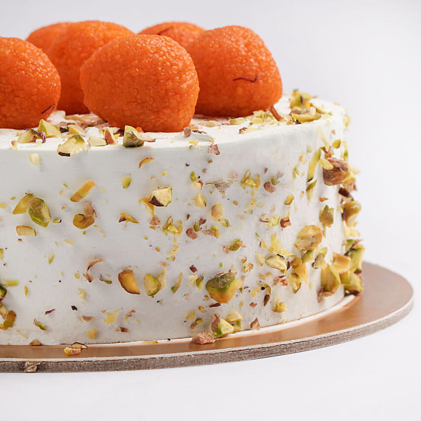 Eggless Creamy Vanilla Cake with Motichoor Laddu One Kg