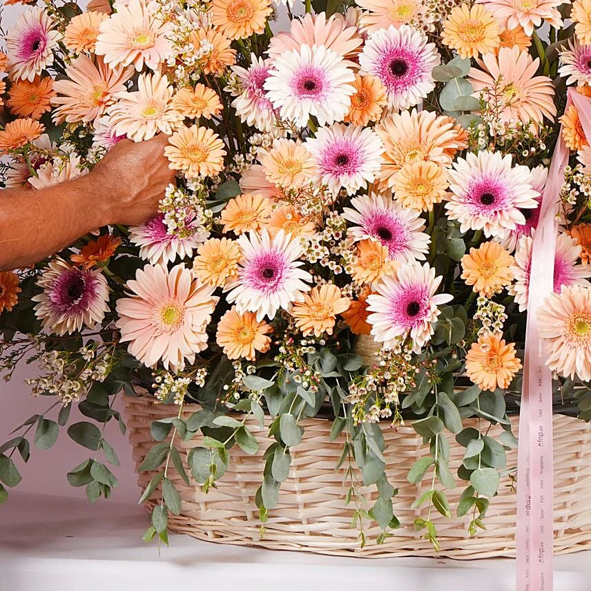 باقة ورد جيربيرا في سلة أنيقة