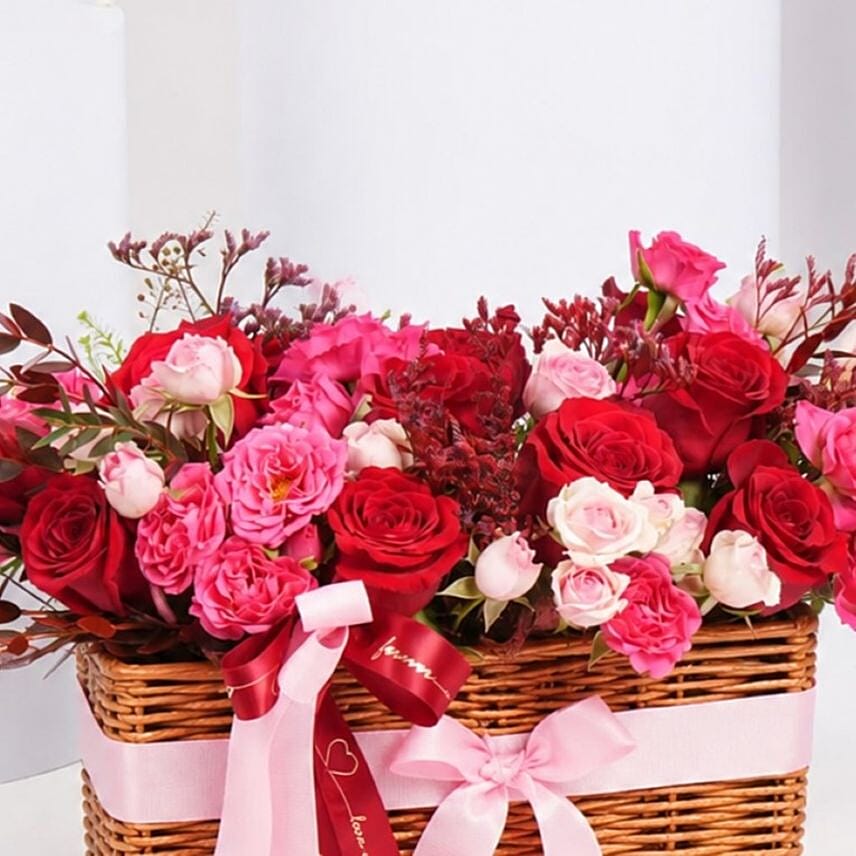 ورود عيد الحب - سلة ورد مشكل أحمر وأبيض بتنسيق جميل