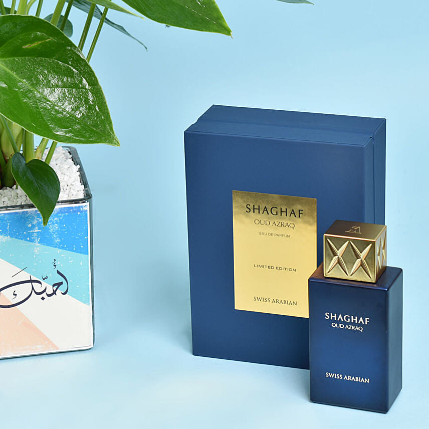عطر مع نبتة أنثوريوم بيضاء في فازة مخصصة